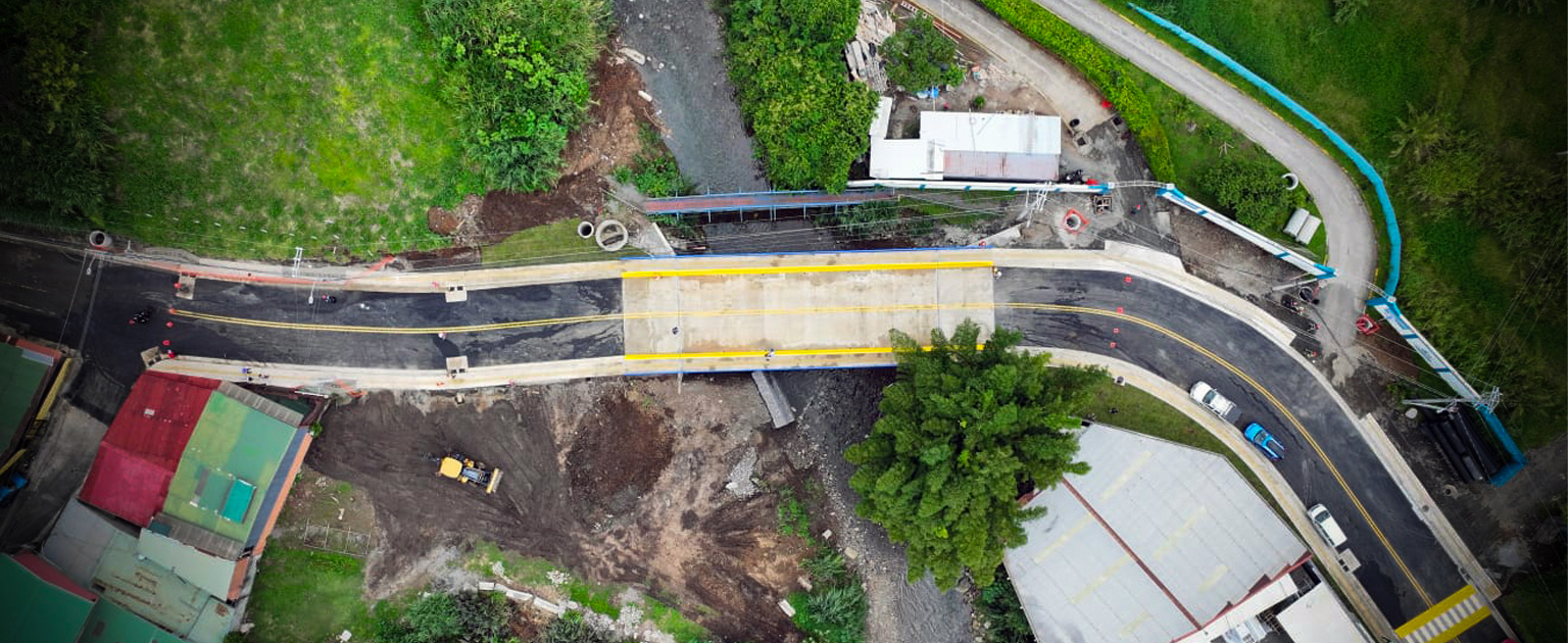 Fotografía aérea que muestra el nuevo puente en Barrio La Gloria