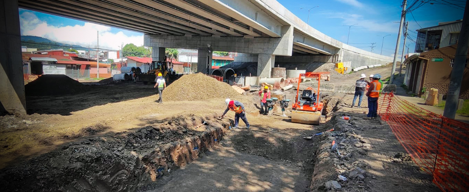 Fotografía que muestra maquinaria y personas trabajando