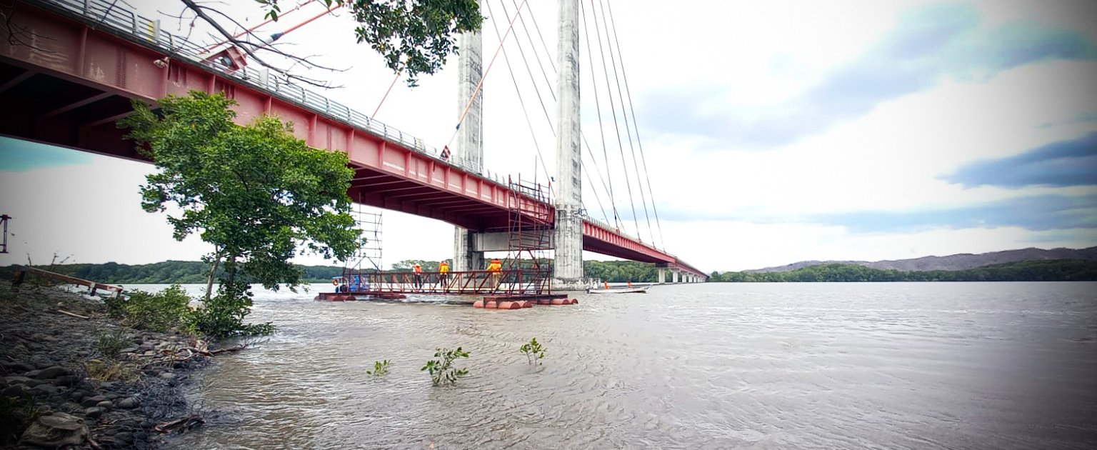 Trabajadores debajo del Puente La Amistad, sobre el Río Tempisque 