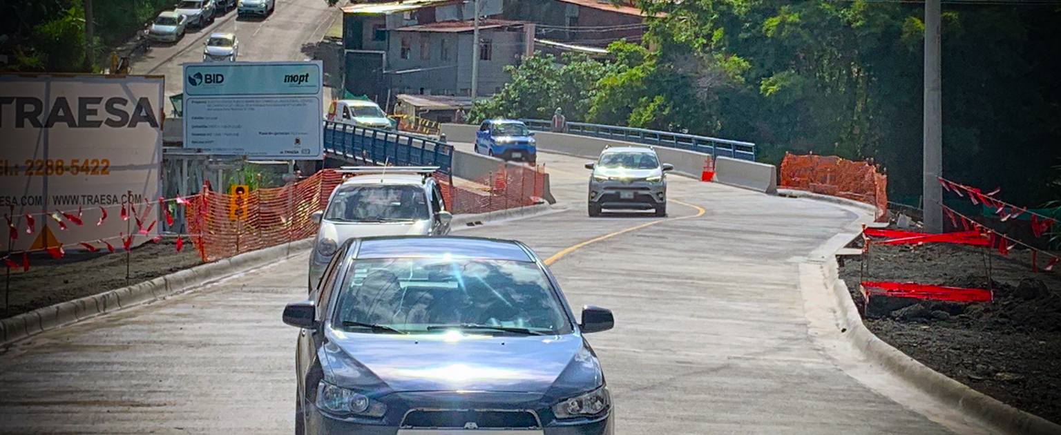 Vehículos transitando por el puente
