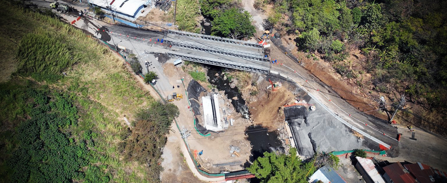 Foto aérea de los trabajos en Bajo los Ledezma, se observan los dos puentes modulares y maquinaria en el sitio.