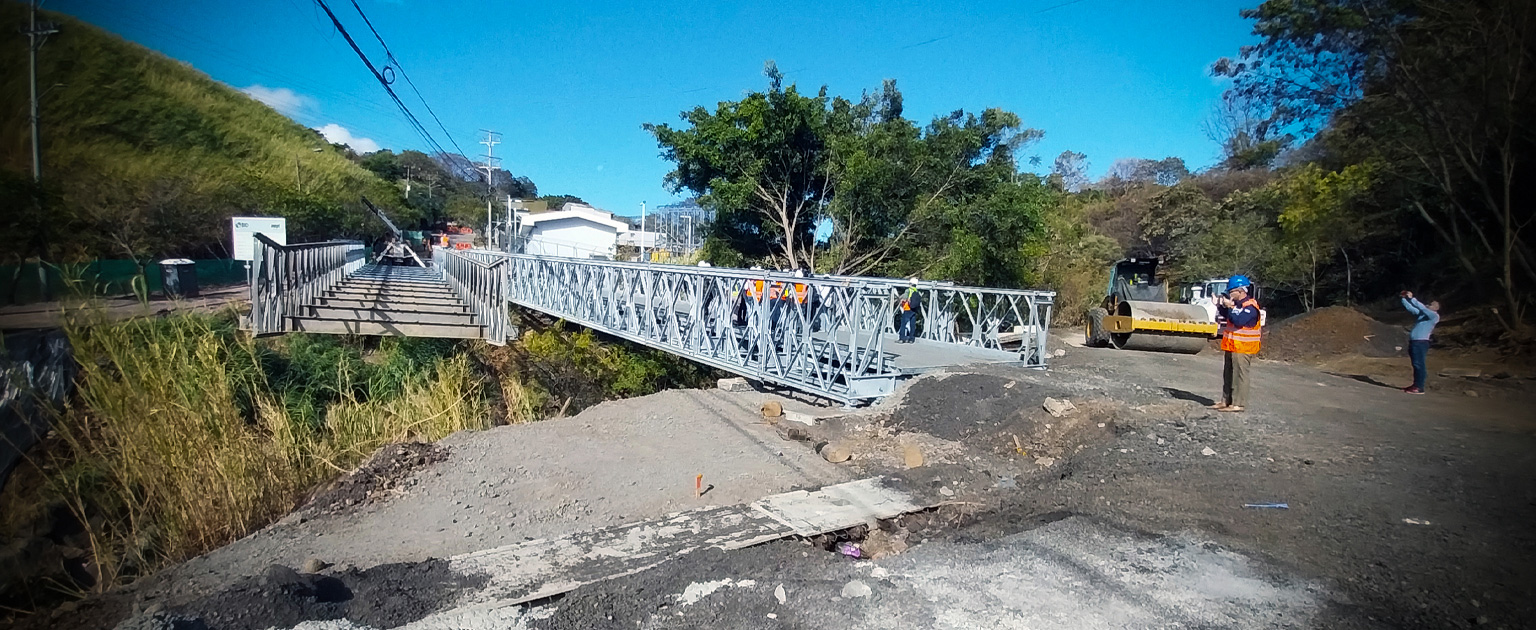 Fotografía que muestra el primer puente modular colocado