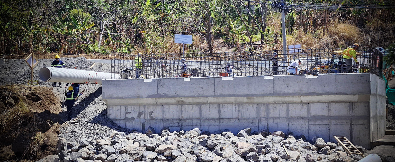 Fotografía que muestra parte de la construcción del puente en Bajo Los Ledezma