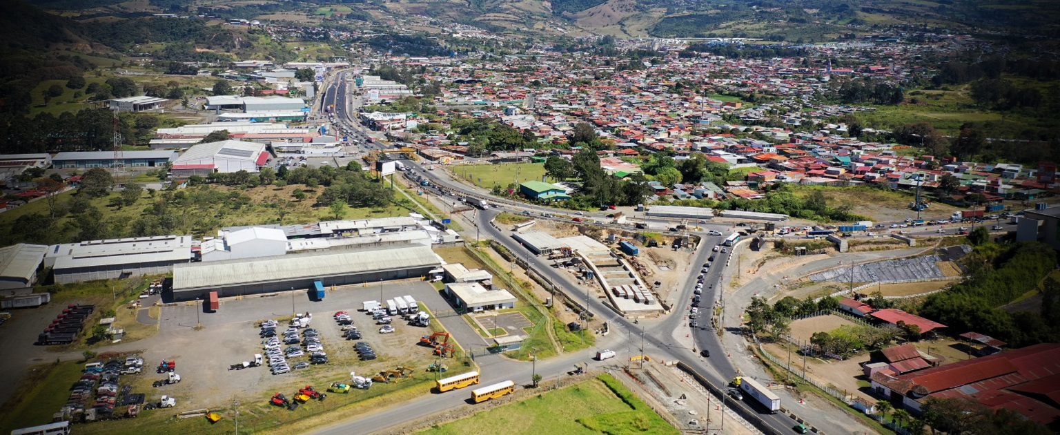 Desde el aire carretera que llega al cruce vial en La Lima