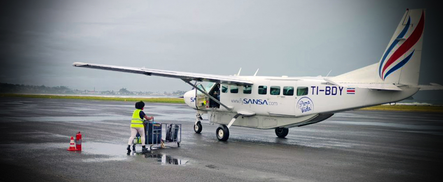Avioneta y personal del aeropuerto con carga de equipaje
