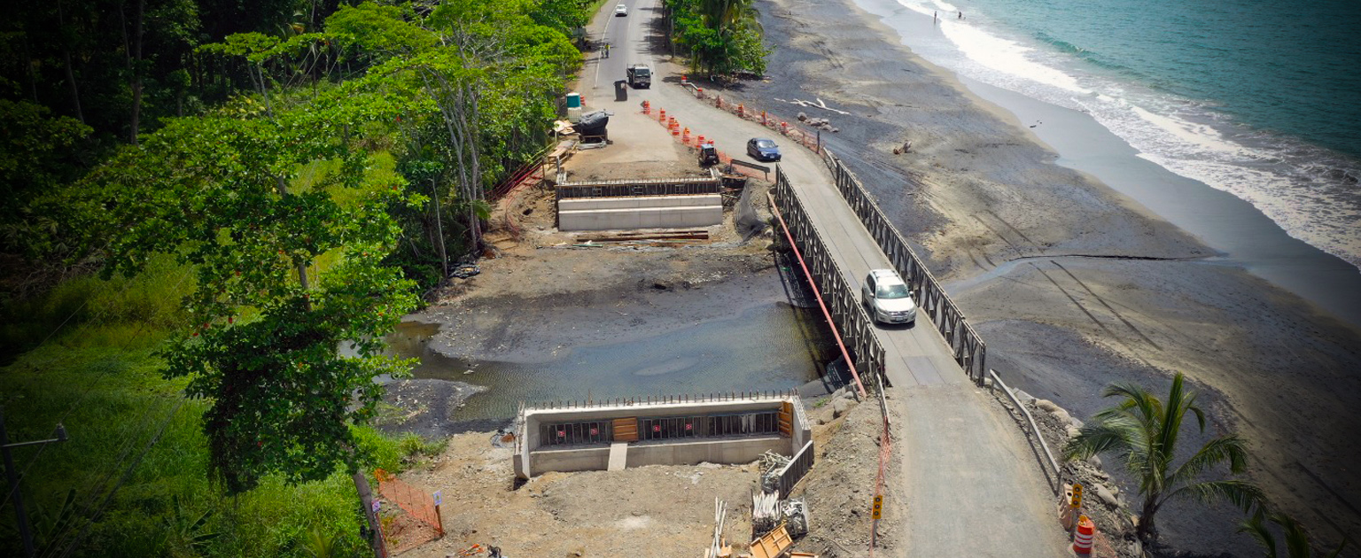 Fotografía que muestra uno de los puentes que se construyen en Limón.
