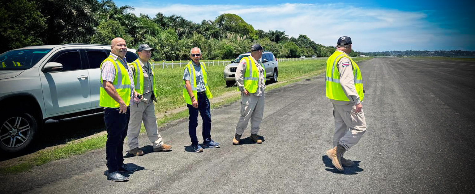 Fotografía que muestra funcionarios inspeccionando la pista del aeropuerto