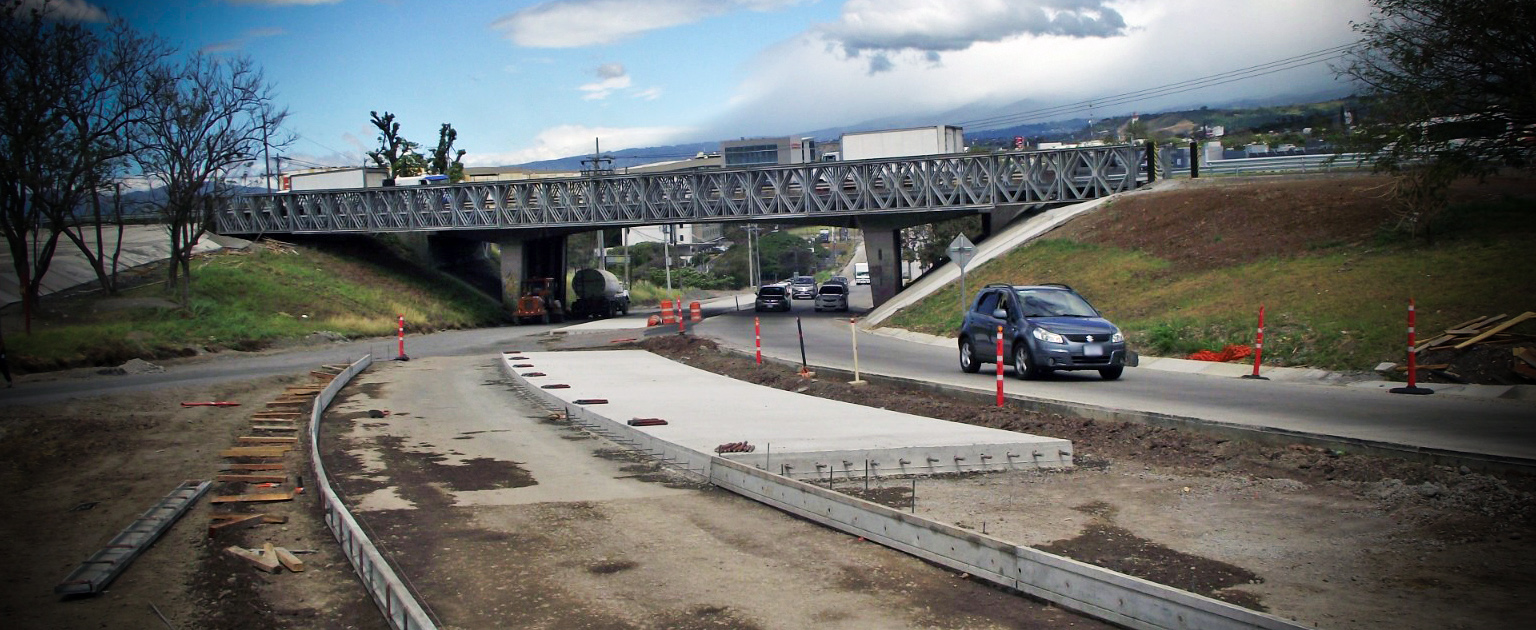 Carretera en construcción por la colocación de lozas de concreto