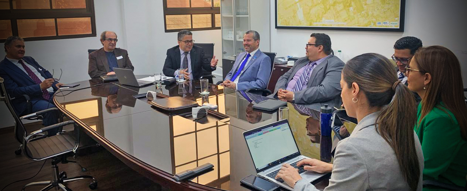 Autoridades reunidas en sala del Despacho