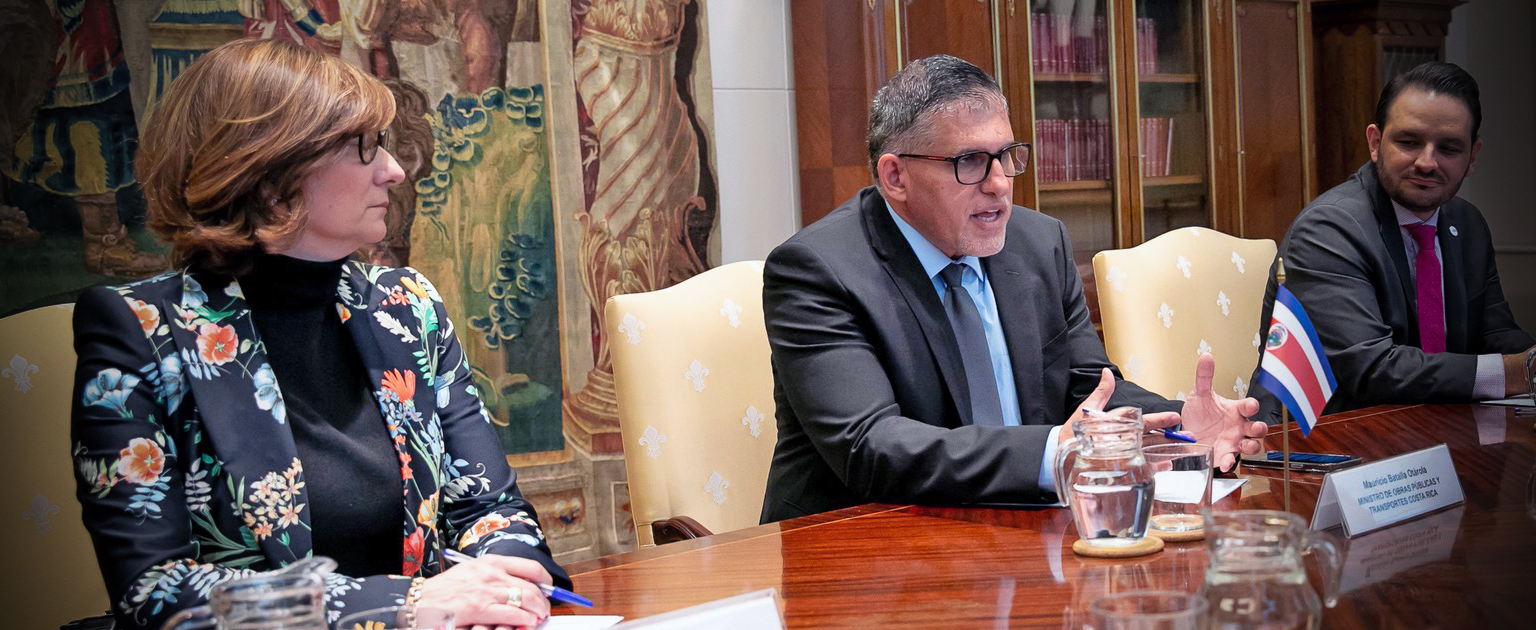 Ministro Señor Mauricio Batalla, reunido en salón con autoridades de España