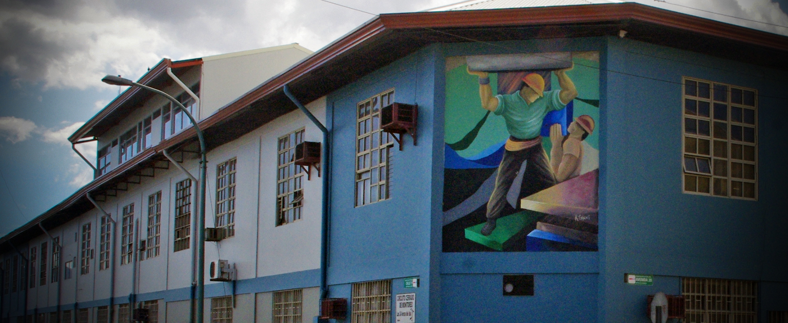 Fachada del edificio del MOPT, color azul