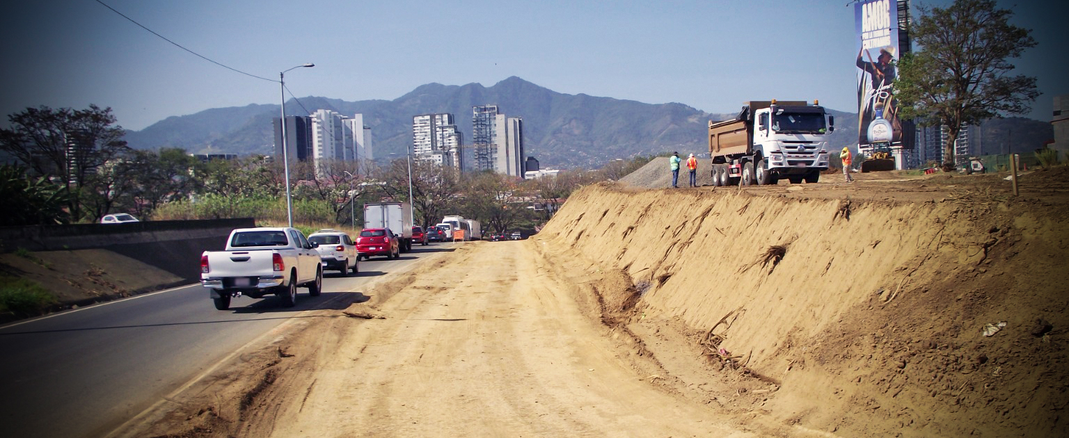Trabajos al costado derecho de la carretera.