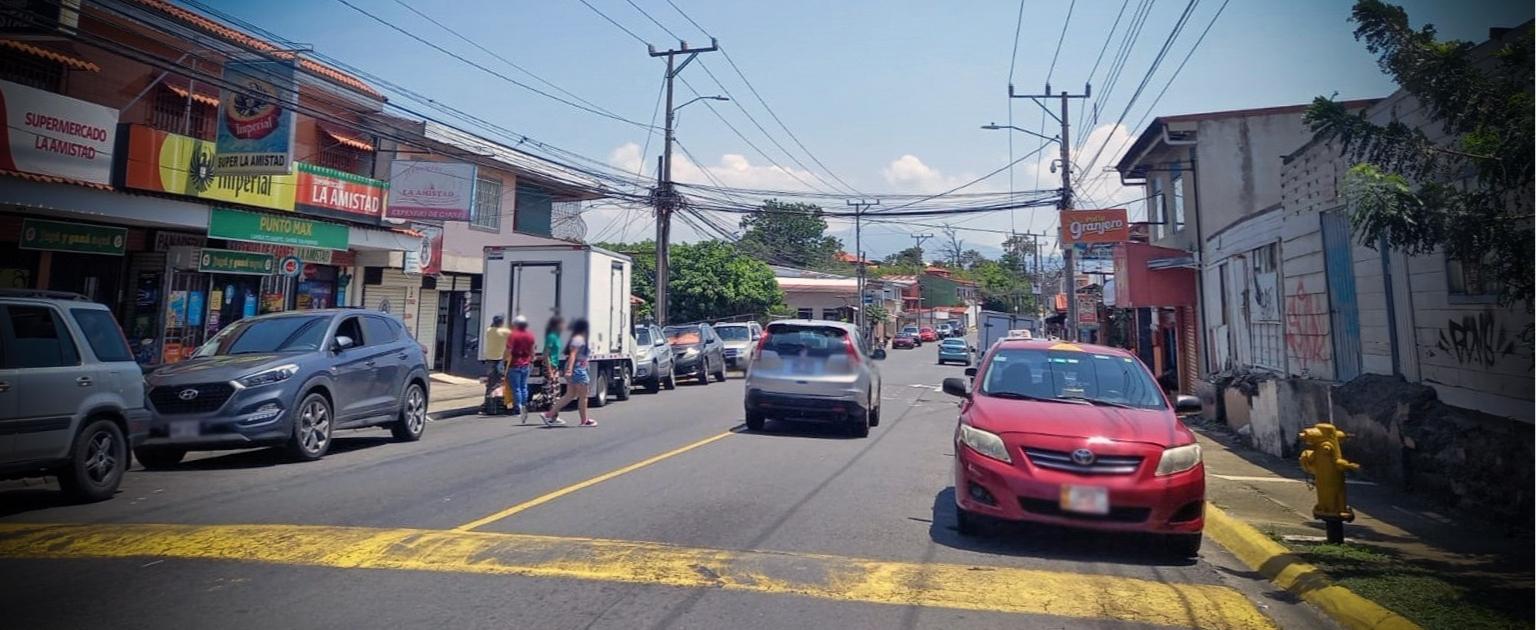 Taxi detenido antes de un reductor de velocidad, en línea amarilla y frente un hidrante
