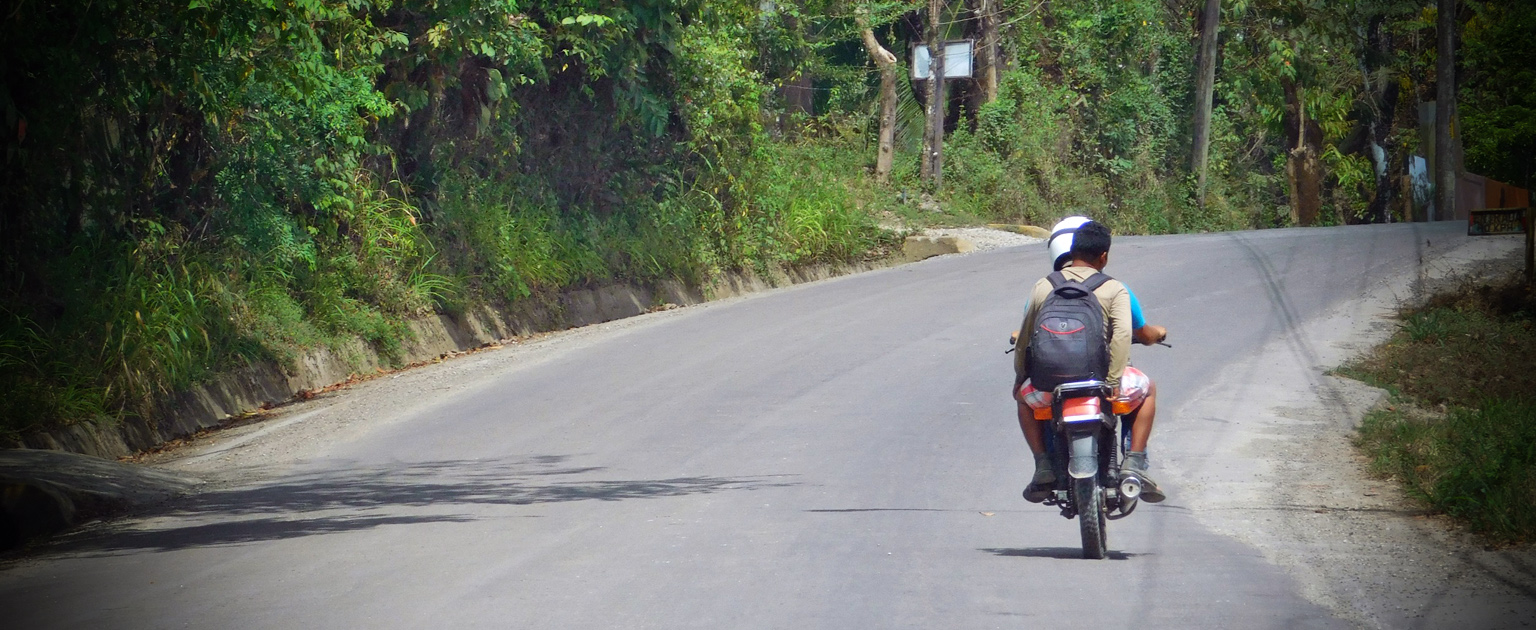 motociclista en carretera, sin casco