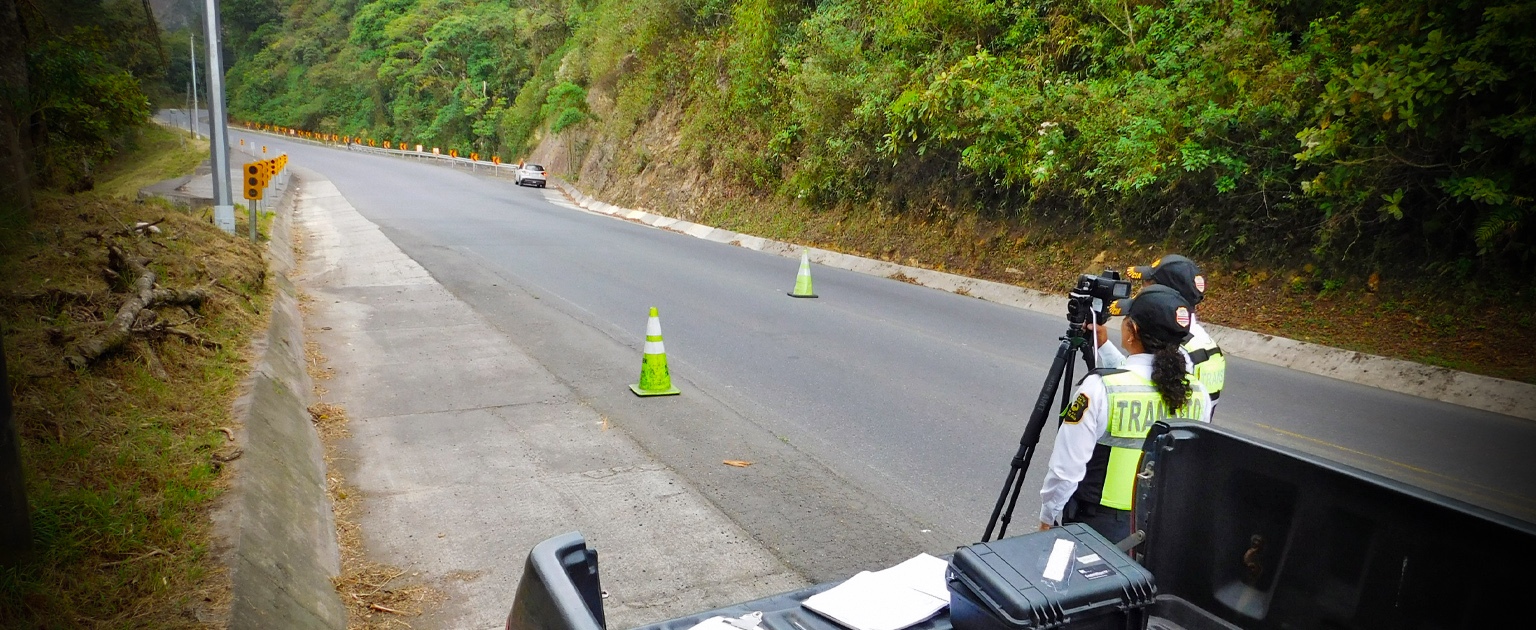 oficiales de tránsito con velocímetro en carretera