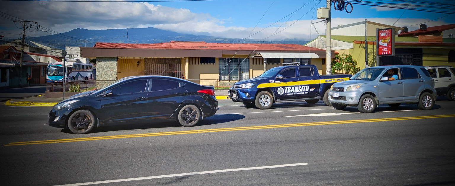 Patrulla de tránsito en carretera, entre otros vehículos