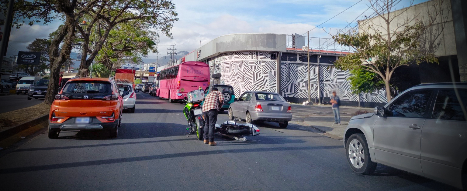 Fotografía que muestra un accidente de tránsito entre un carro y una moto