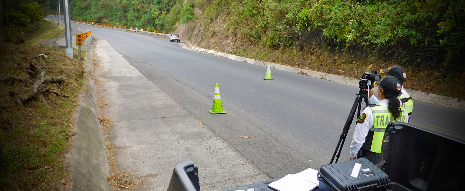 Fotografía que muestra oficiales en operativo de tránsito