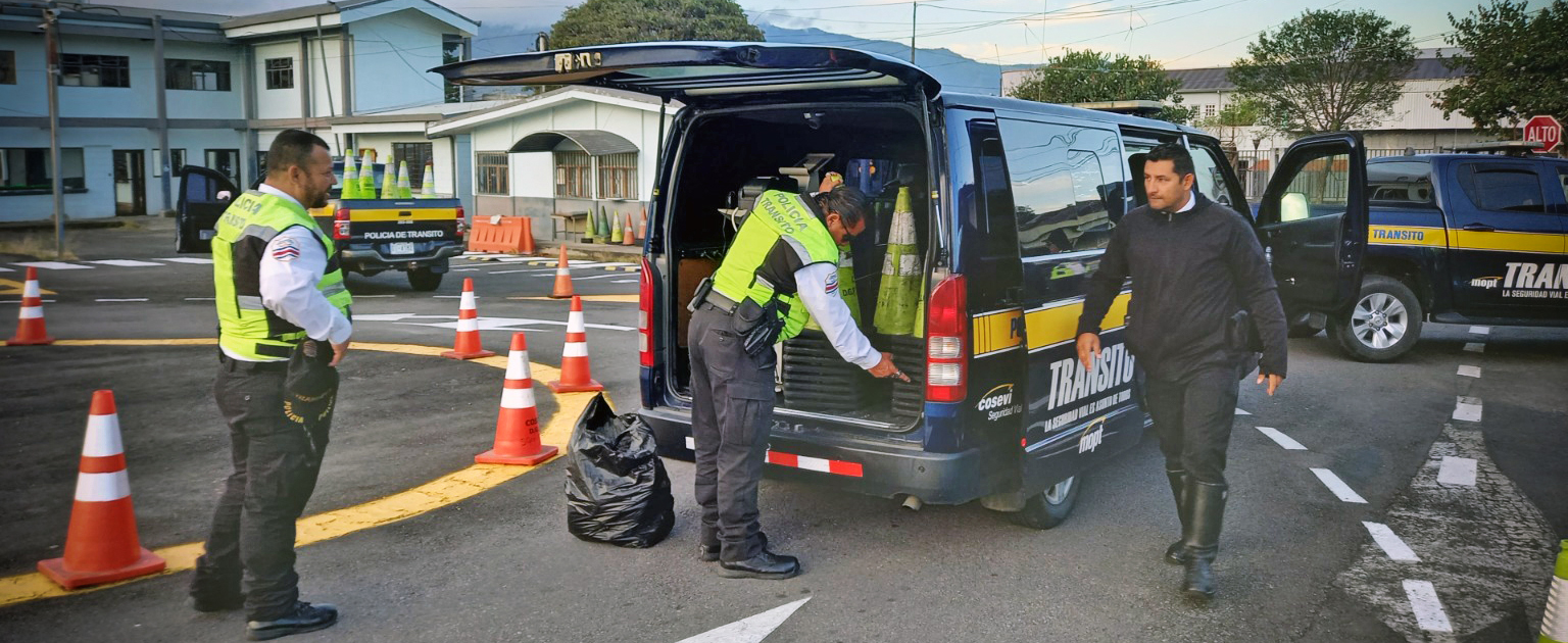 Oficiales de tránsito preparando implementos para operativo en microbús de tránsito