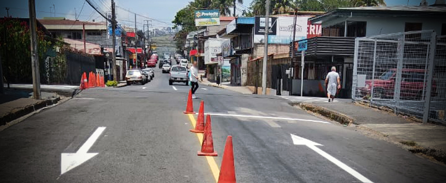 Carretera con conos naranjas en el medio