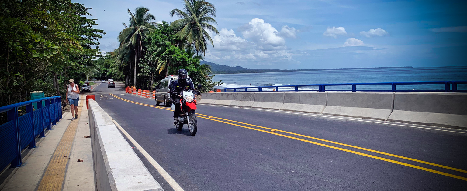 Moto transitando por nuevo puente