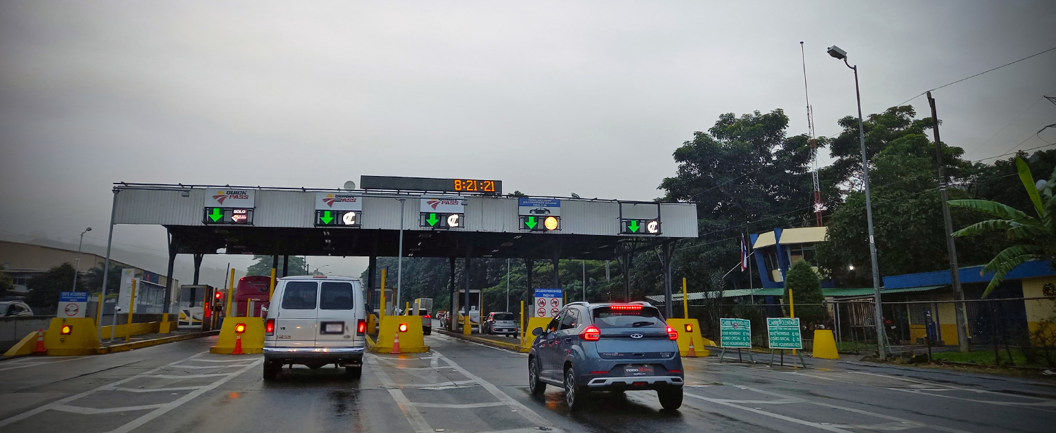 Casetillas de peaje de Cartago con vehículos esperando su turno