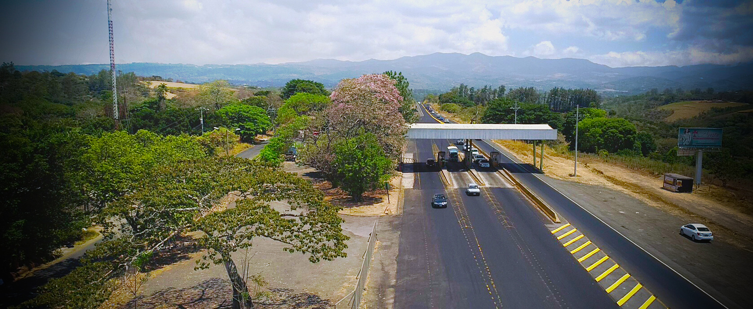 foto aérea de carretera con casetilla de peajes.