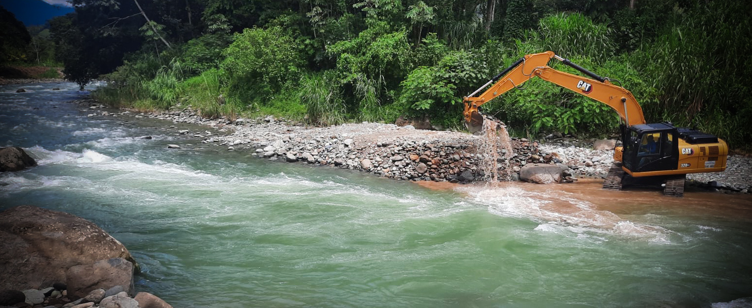 Maquinaria en río