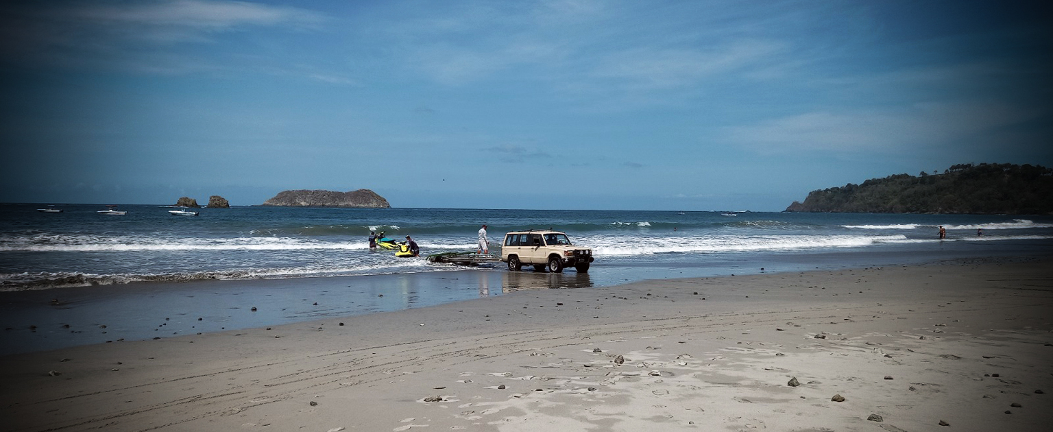 Vehículo transitando en playa