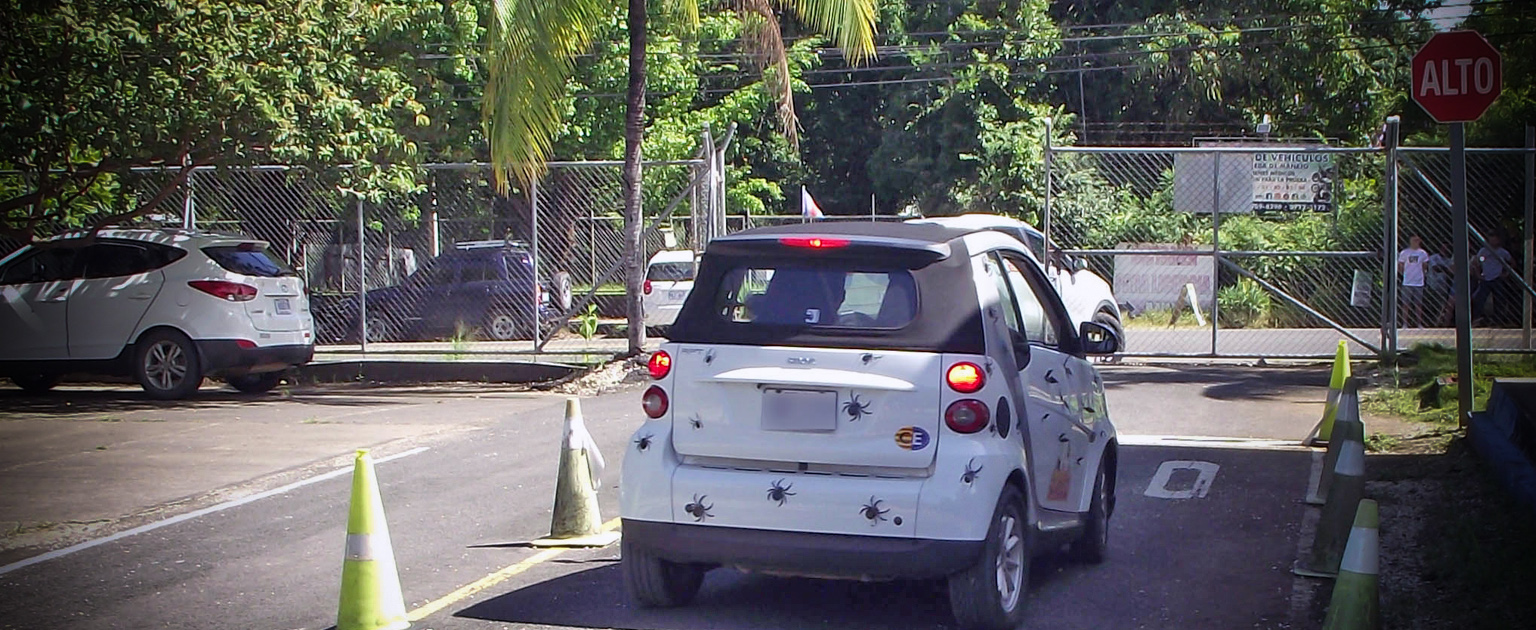 Vehículo realizando prueba de manejo, en pista de conos, con evaluador. 