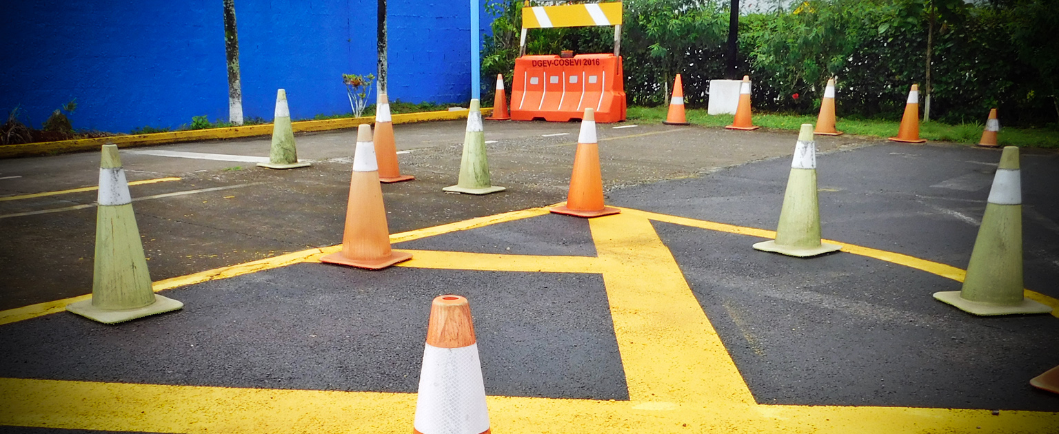 conos en pista de manejo