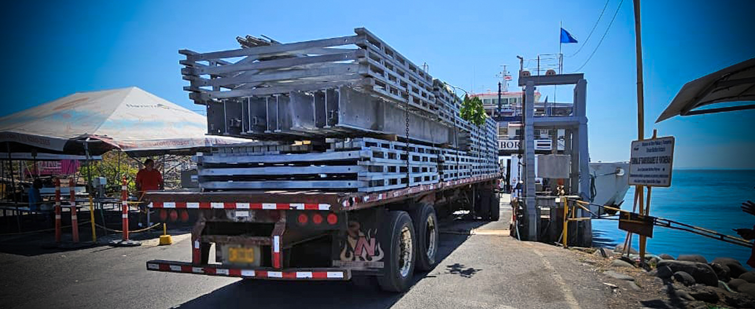 Fotografía que muestra el traslado de las piezas del puente modular