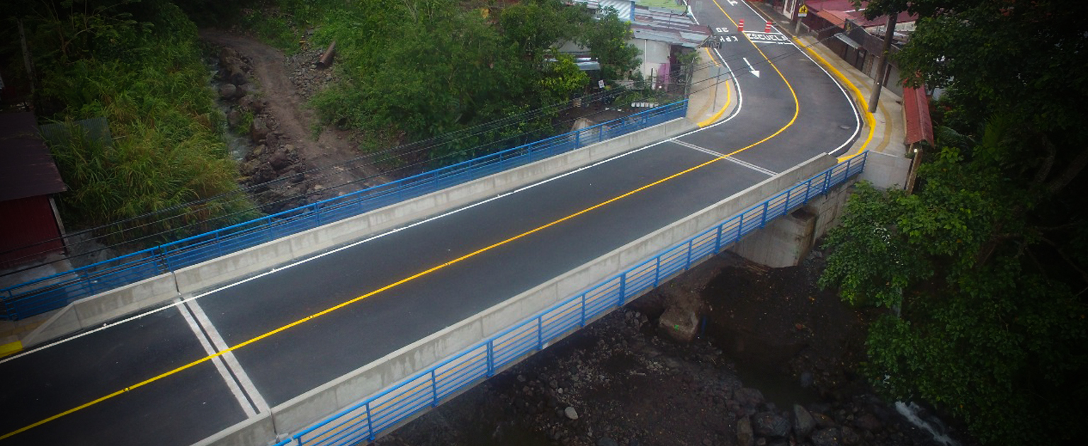 Fotografía aérea que muestra el nuevo puente