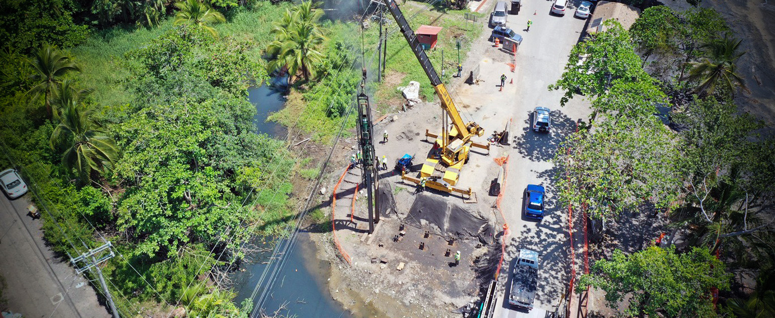 foto aérea de maquinaria trabajando en puente