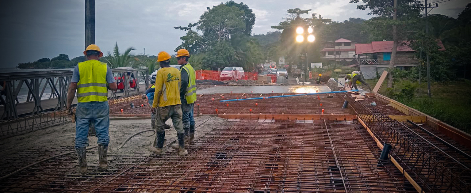 hombres trabajando en Puerto Viejo