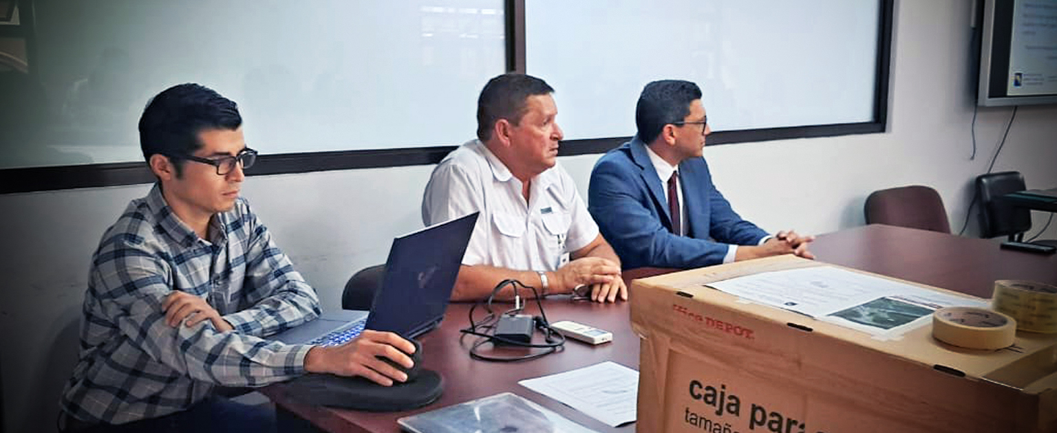 Viceministro en sala de reuniones