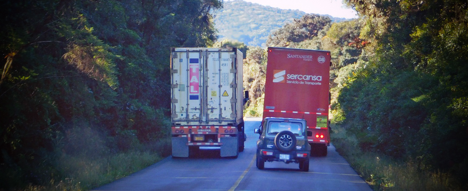 Trailer rayando a otro camión