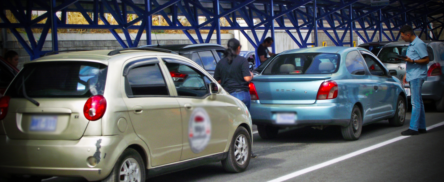 Vehículos a la espera de iniciar prueba práctica de manejo