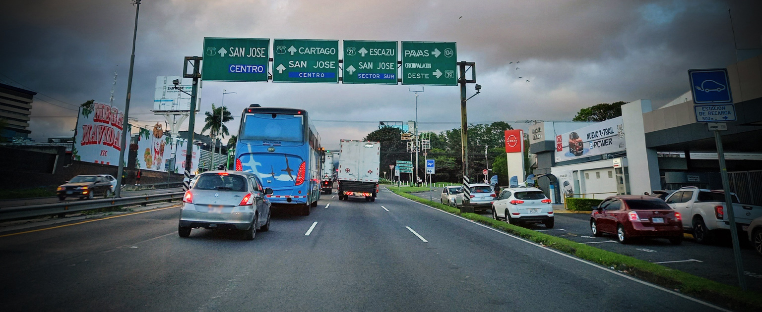 Vehículos en cruce de la Sabana