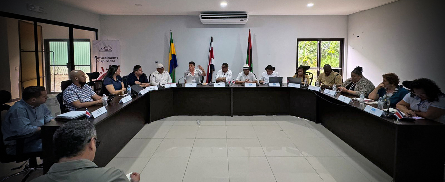 autoridades sentadas en sala de reuniones
