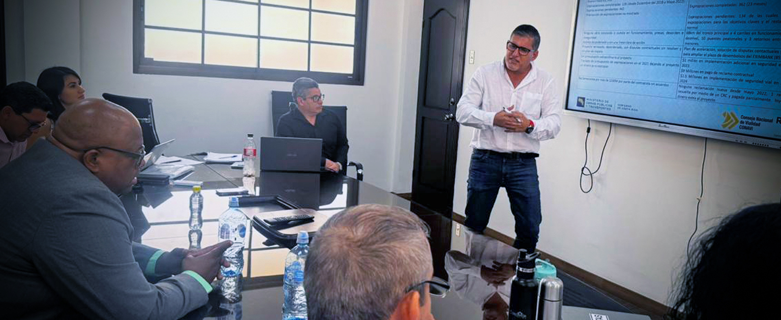 Ministro reunido en sala de sesiones con alcaldes 