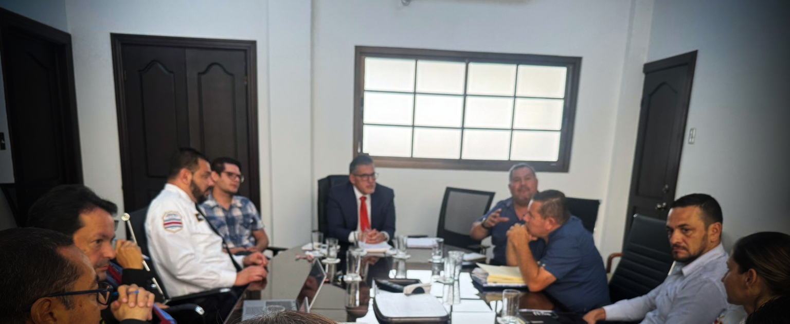 Ministro y representantes de la Policía de Tránsito y ANEP reuniodos en sala del Despacho.