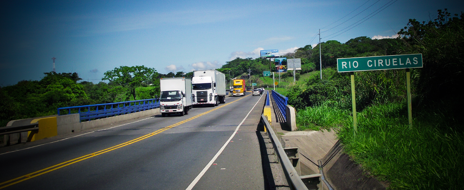 Vehículos pasando sobre puente.