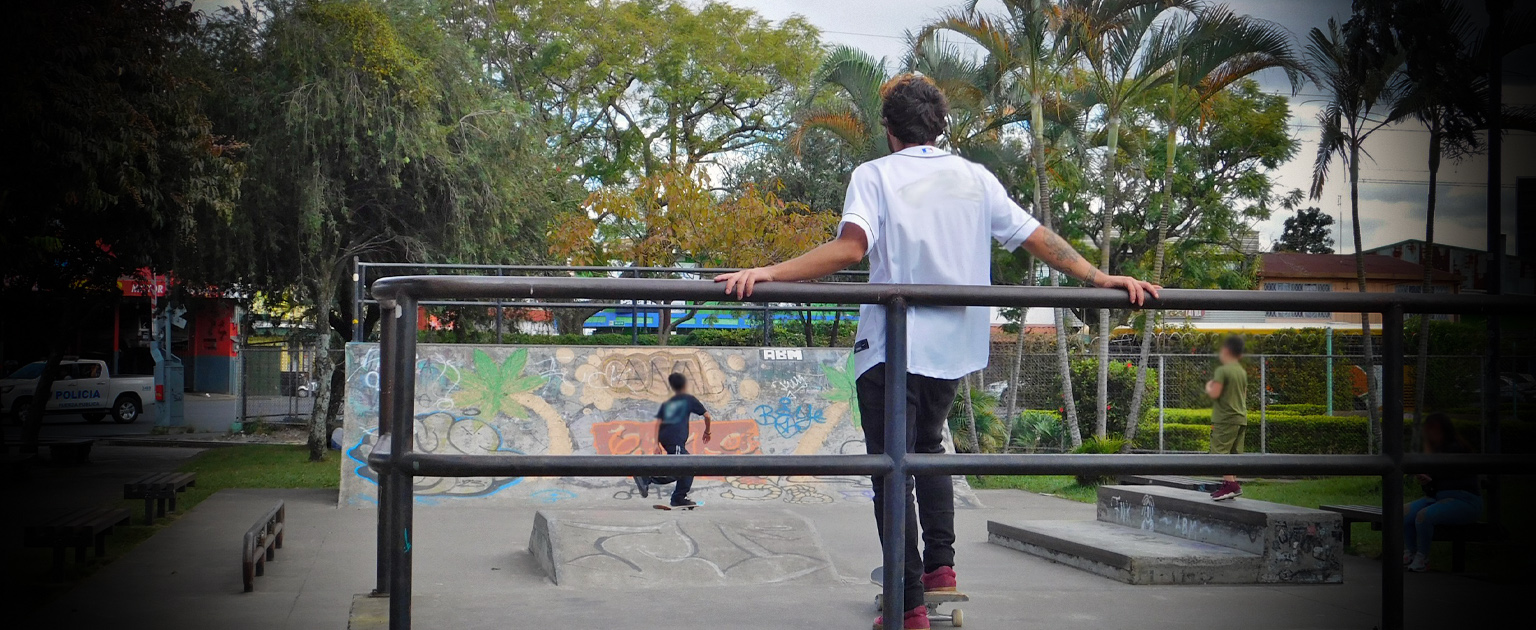 Fotografía que muestra un parque para patinar y jóvenes usándolo