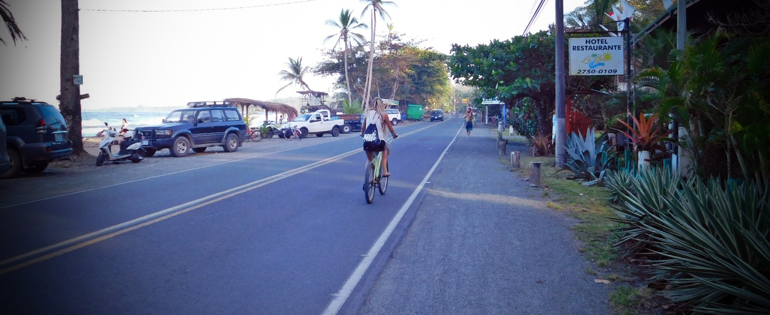 carretera al lado de la playa, ciclista transitando