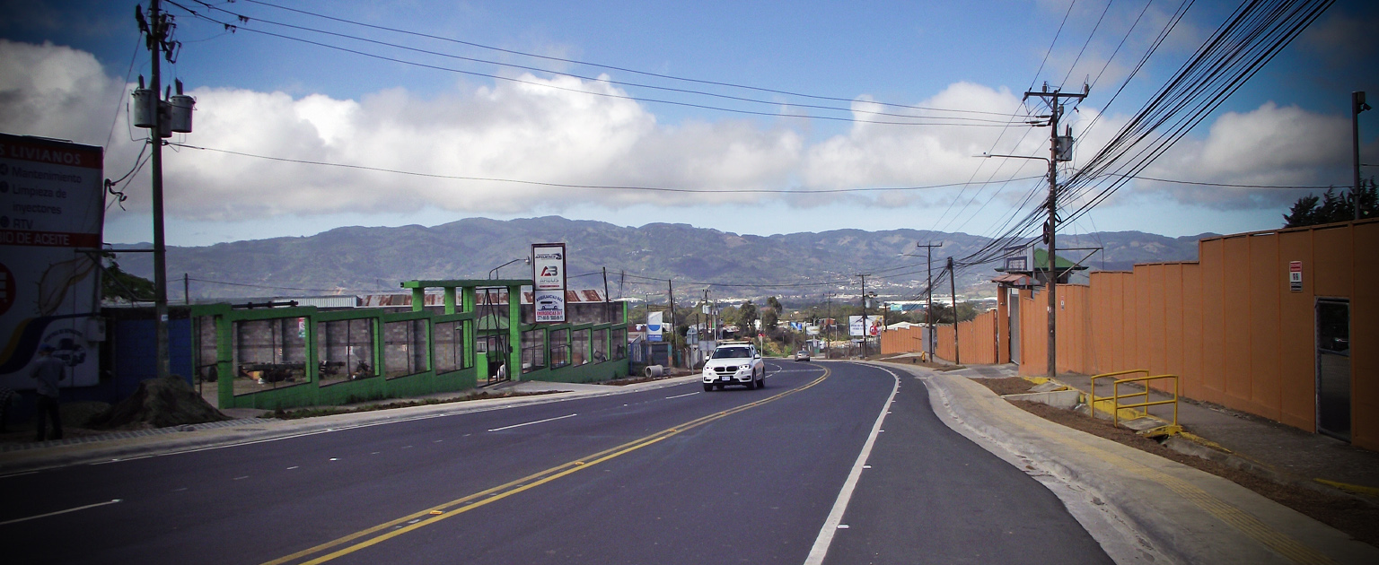 Carretera asfaltada y demarcada 