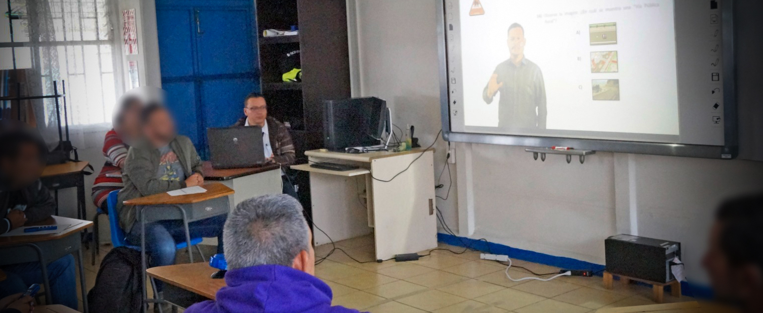 Personas sordas recibiendo curso con instructor de LESCO