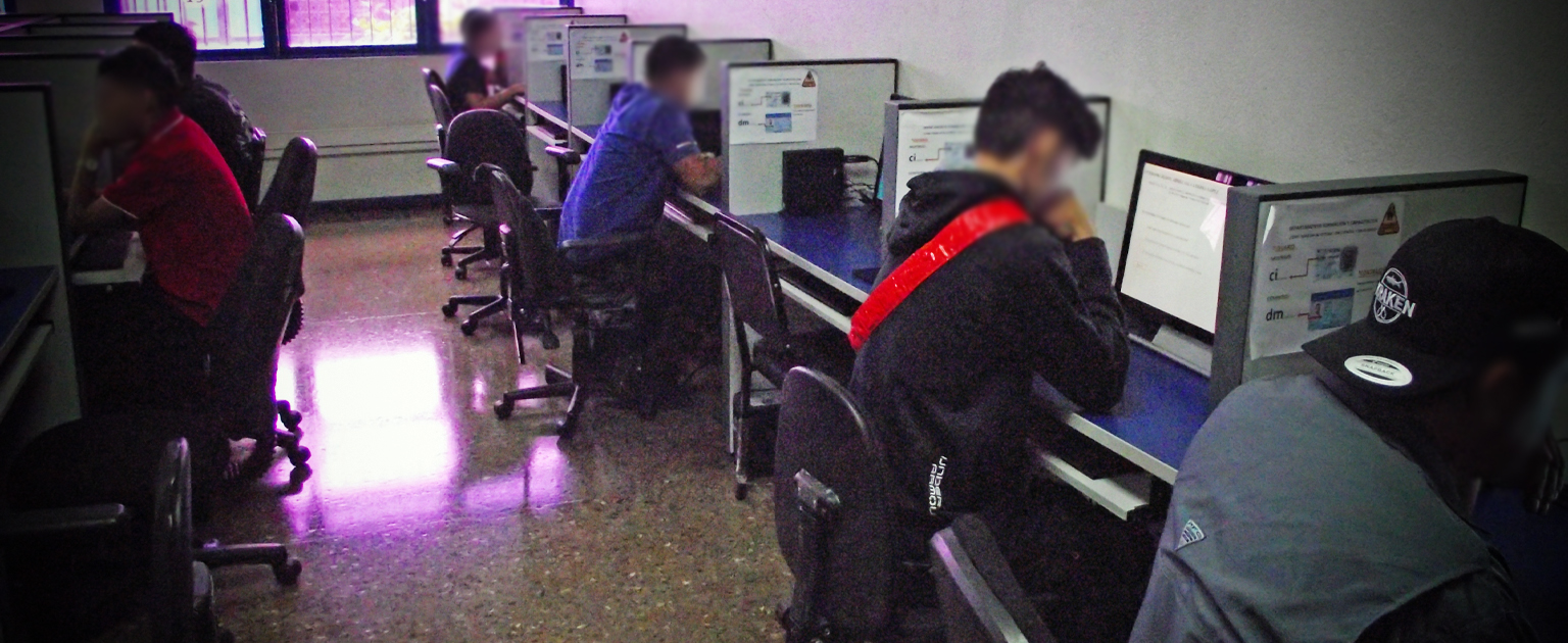 Fotografía que muestra a varias personas aplicando la prueba teórica