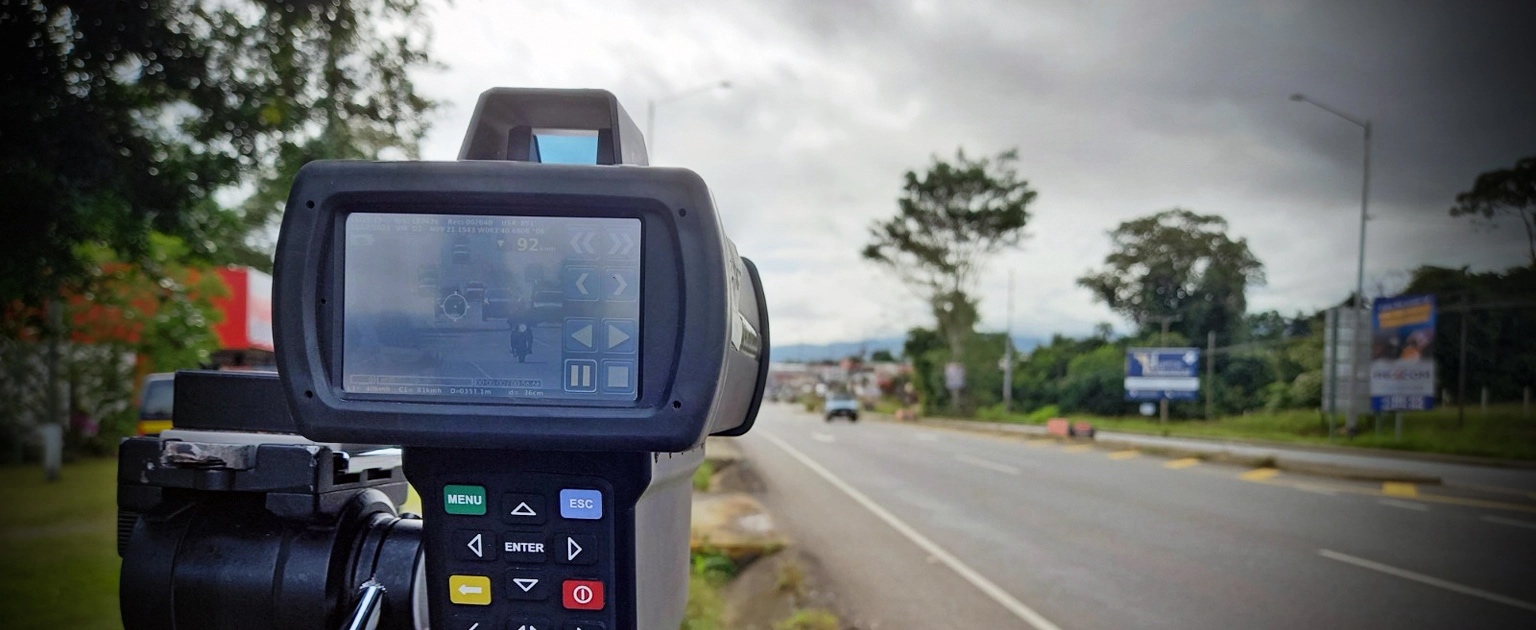 Fotografía que muestra un radar de velocidad en uso