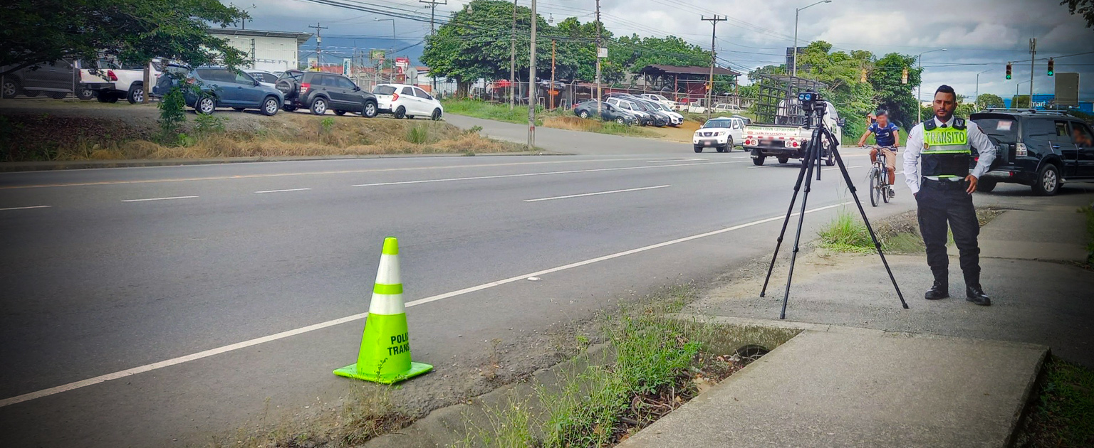 oficial de tránsito en carretera con velocímetro